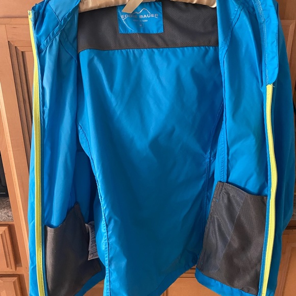 Eddie Bauer, lightweight nylon/polyester, packable, windbreaker. - Picture 3 of 11